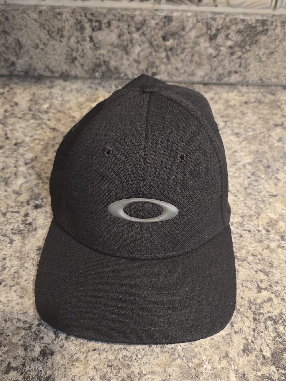 Oakley Logo Men's Fitted Baseball Hat Black Solid Vent Holes Outdoor L/XL